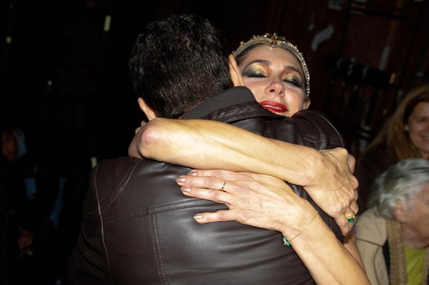Christiane Torloni recebe o carinho do filho leonardo após sessão de peça em São Paulo (Foto: Danilo Carvalho/ Ag. News)