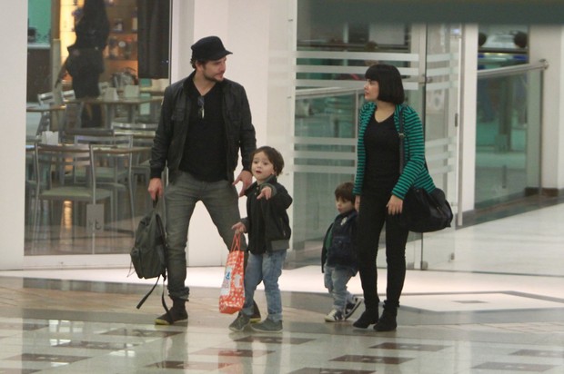Daniel Oliveira e Vanessa Giácomo passeiam com os filhos no shopping (Foto: Delson Silva / Ag News)