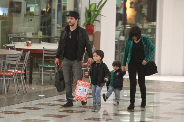 Daniel Oliveira e Vanessa Giácomo passeiam com os filhos no shopping (Foto: Delson Silva / Ag News)