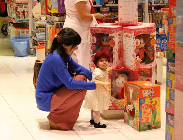Fernanda Pontes e sua filha Malu em shopping no Rio de Janeiro (Foto: Daniel Delmiro / AgNews)