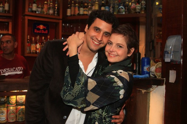 Drica Moraes com o irmão em bar no Rio (Foto: Clayton Militão/ Foto Rio News)