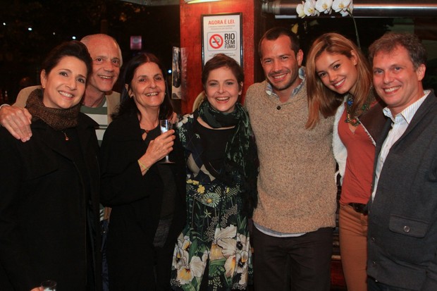 Drica Moraes com Malvino Salvador, Sophie Charlotte e outros amigos em bar na Zona Sul do Rio (Foto: Clayton Militão/ Foto Rio News)