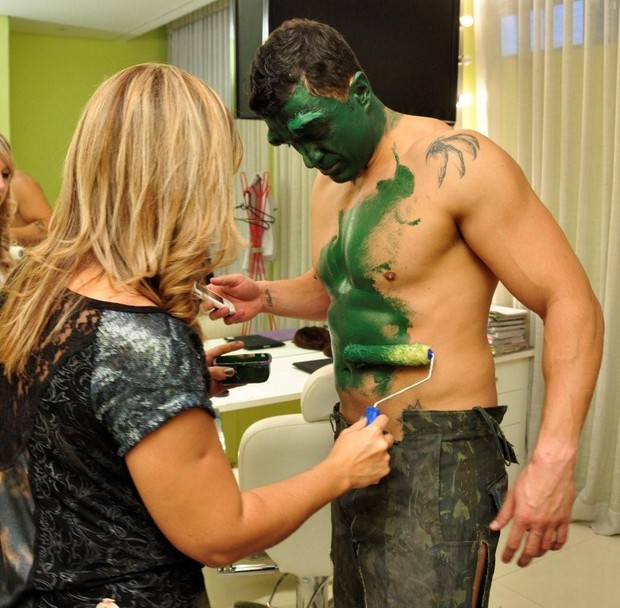 Kleber Bambam se transforma em Hulk para o TV FAMA (Foto: Wayne Camargo / REDETV!)