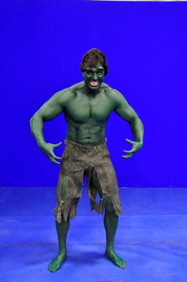 Kleber Bambam se transforma em Hulk para o TV FAMA (Foto: Wayne Camargo / REDETV!)