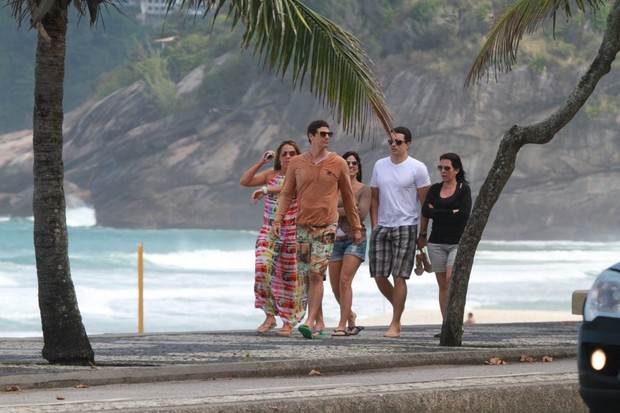 Reynaldo Gianecchini caminha com amigos na orla de São Conrado (Foto: Delson Silva e André Freitas / Ag News)