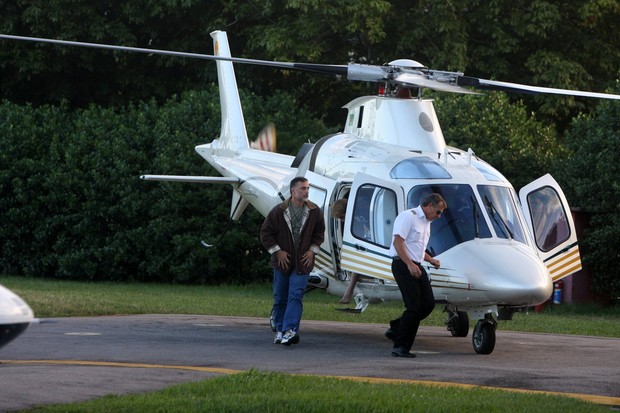 DJ Olin Batista, filho de Luma e Eike Batista, chega de helicóptero na Lagoa  (Foto: Gil Rodrigues /  FotoRioNews)