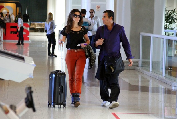 Eri Johnson e Fernanda Paes Leme em aeroporto (Foto: Henrique Oliveira / FotoRioNews)