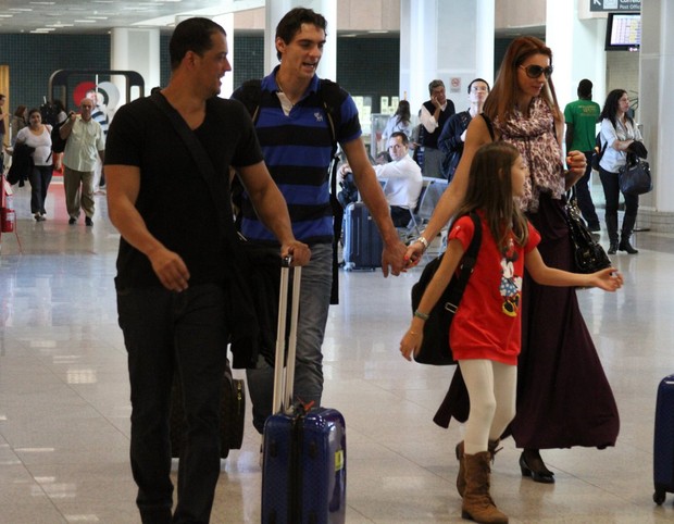 Giba e família no aeroporto Santos Dumont (Foto: Henrique Oliveira / FotoRioNews)