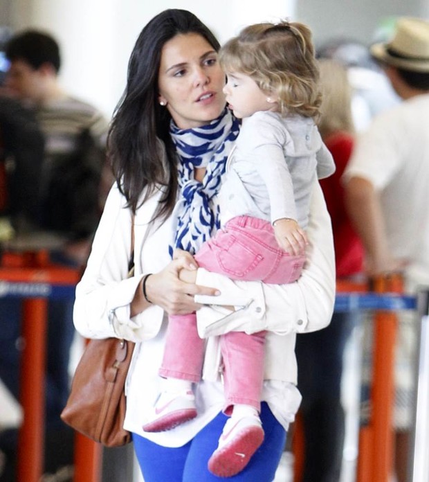 Daniella Sarahyba e filha em aeroporto (Foto: Leotty Junior / AgNews)