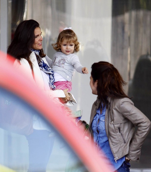 Daniella Sarahyba com a filha Gabriela em aeroporto (Foto: Leotty Junior / AgNews)