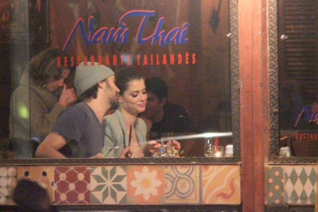 Alinne Moraes janta com o namorado (Foto: Fausto Candelária/Ag News)