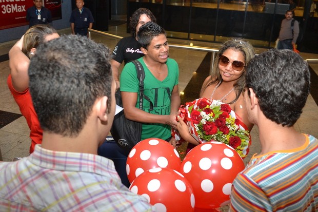 Gaby Amarantos ganha carinho de fãs no aeroporto de Recife (Foto: Felipe Souto Maior/Ag Innovo/Divulgação)