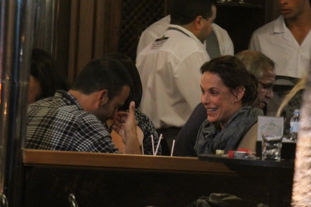 Carolina Ferraz em restaurante do Rio (Foto: Rodrigo dos Anjos/Ag News)