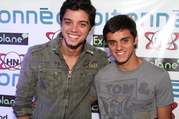 Rodrigo e Felipe Simas em boate carioca (Foto: Anderson Borde/Ag News)