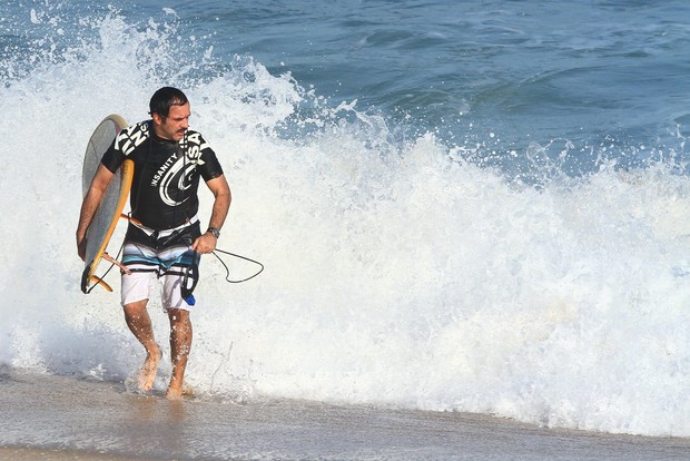 Humberto Martins surfa na praia da Macumba, no Rio (Foto: Clayton Militão/PhotoRio News)