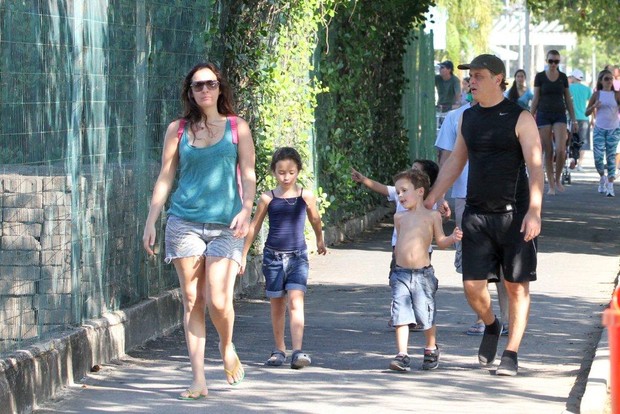Guilherme Fontes passeia com a família na Lagoa (Foto: André Freitas / AgNews)