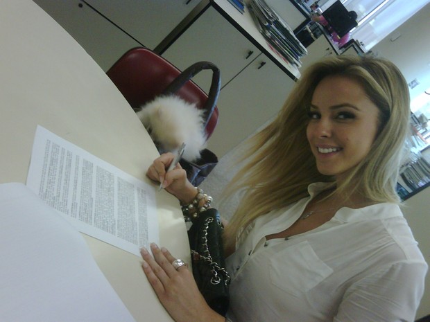 Karen Kounrouzan assina com a 'Playboy' (Foto: Divulgação)