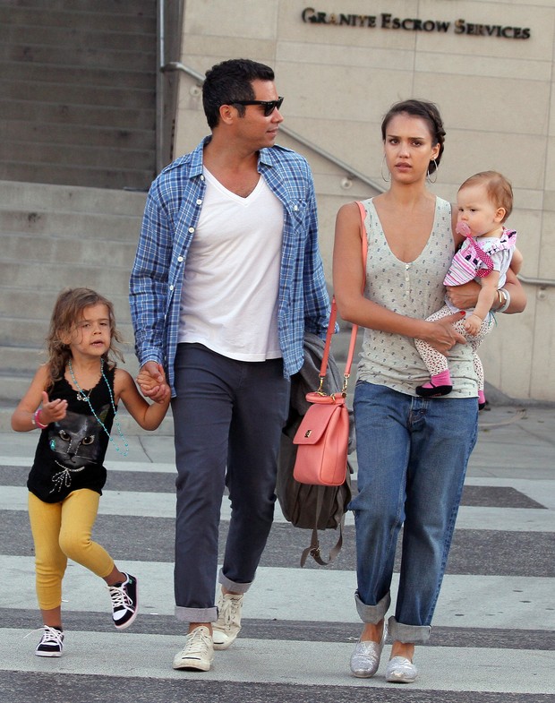 Jessica Alba passeia com as filhas e o marido em Beverly Hiils (Foto: Honopix / Frame)