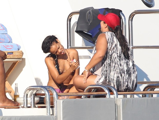 Rihanna curte as férias num iate em Saint Tropez (Foto: Honopix / Frame)