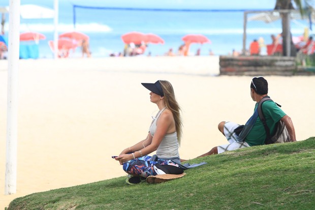 Susana Werner medindo em praia no Rio (Foto: Clayton Militão / Foto Rio News)