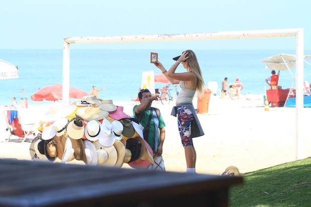 Susana Werner escolhendo chapéu em praia no Rio (Foto: Clayton Militão / Foto Rio News)