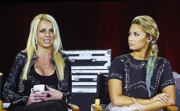Os jurados do ‘The X Factor’ Britney Spears e Demi Lovato em entrevista coletiva em Miami, nos EUA (Foto: Reuters/ Agência)