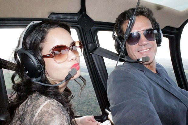 Carlos Machado e Carol Macedo voam de helicóptero (Foto: Adriano Gatto / Foto Rio News)