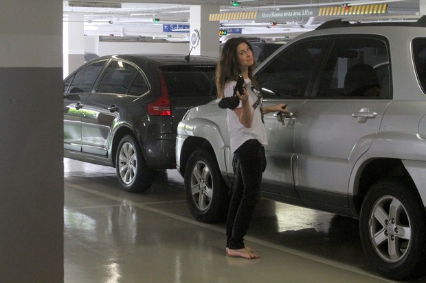 Fernanda Paes Leme descalça, entra no carro (Foto: Rogério Fidalgo / AgNews)