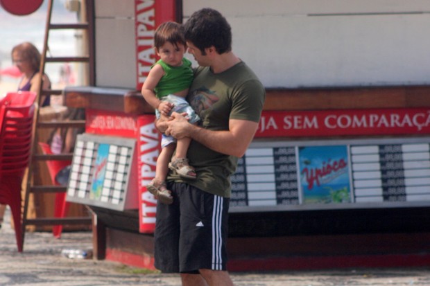 Eriberto Leão com o filho na orla do Leblon (Foto: Gil Rodrigues e Edson Teófilo / Foto Rio News)