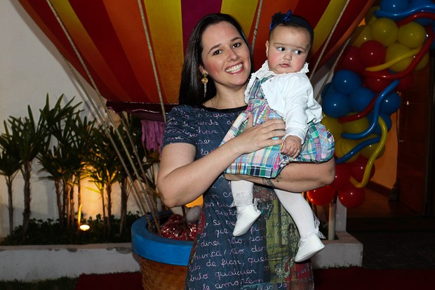 Mariana Belém com a filha Laura na festa de Gabriel, filho de Astrid Fontenelle (Foto: Manuela Scarpa / Foto Rio News)