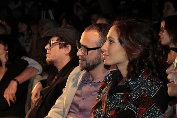 Camila Pitanga e o namorado Lucas Santana em prêmio de música no Rio (Foto: Isac Luz/ EGO)