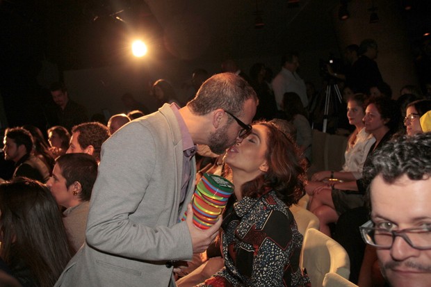 Camila Pitanga e o namorado Lucas Santana em prêmio de música no Rio (Foto: Isac Luz/ EGO)