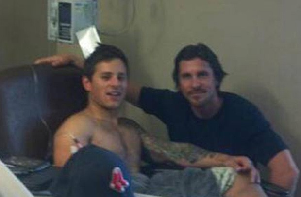 Christian Bale posa com vítima de massacre (Foto: Reprodução/Facebook)
