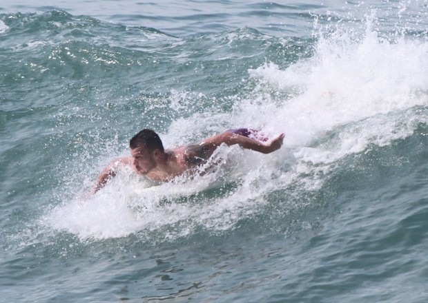 Rodrigo Hilbert surfa na prainha (Foto: Delson Silva / AgNews)