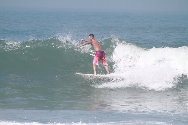 Rodrigo Hilbert surfa na prainha (Foto: Delson Silva / AgNews)
