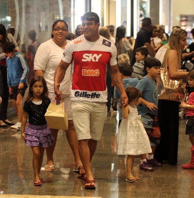 Vitor Belfort passeia com as filhas em shopping do Rio (Foto: Marcus Pavão / AgNews)