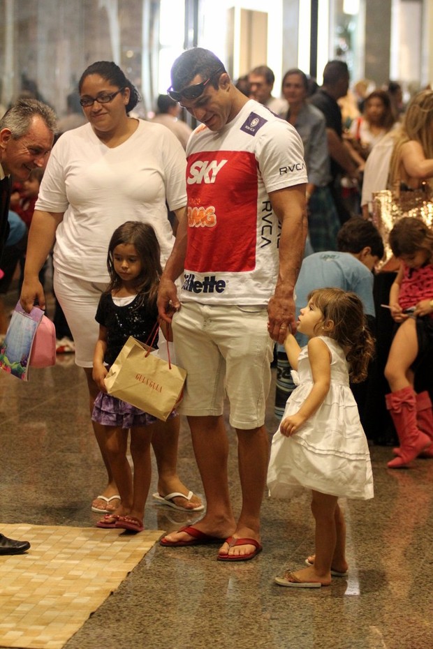 Vitor Belfort passeia com as filhas em shopping do Rio (Foto: Marcus Pavão / AgNews)