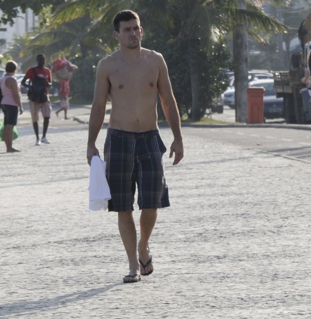 Demian  Maia na praia da Barra (Foto: Yuri Canaverde / AgNews)