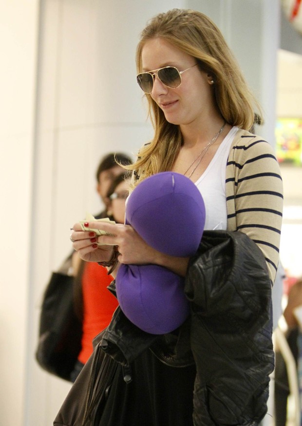 Carol Abras no aeroporto (Foto: Leotty Junior / AgNews)