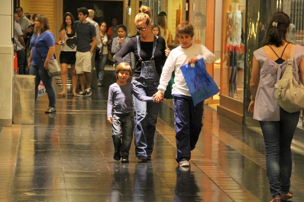 Carolina Dieckmann com os filhos José e Davi em shopping no Rio (Foto: Daniel Delmiro/ Ag. News)