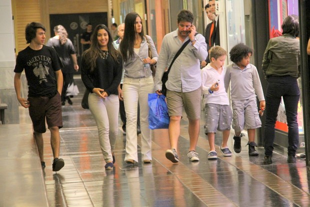 Murilo Benício com a namorada e os filhos Antônio e Pietro em shopping no Rio (Foto: Daniel Delmiro/ Ag. News)