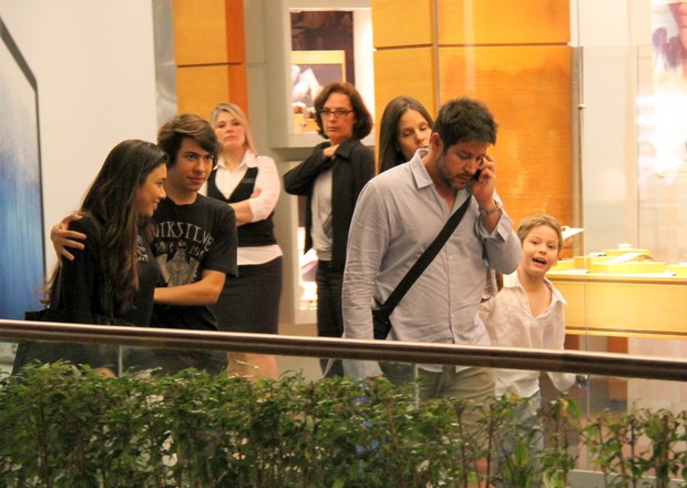 Murilo Benício com a namorada e os filhos Antônio e Pietro em shopping no Rio (Foto: Daniel Delmiro/ Ag. News)