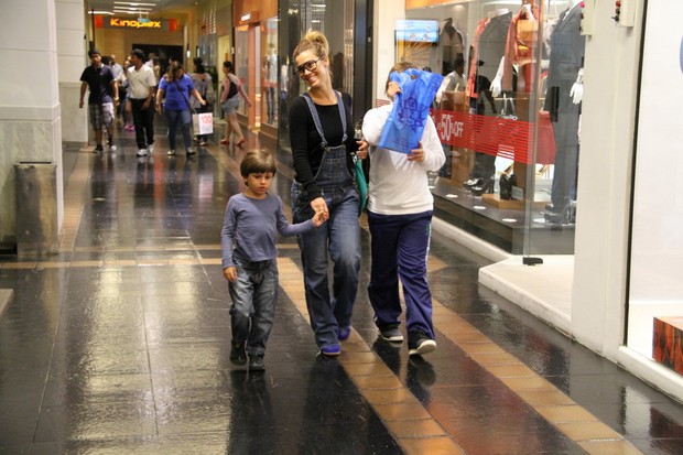Carolina Dieckmann com os filhos José e Davi em shopping no Rio (Foto: Daniel Delmiro/ Ag. News)