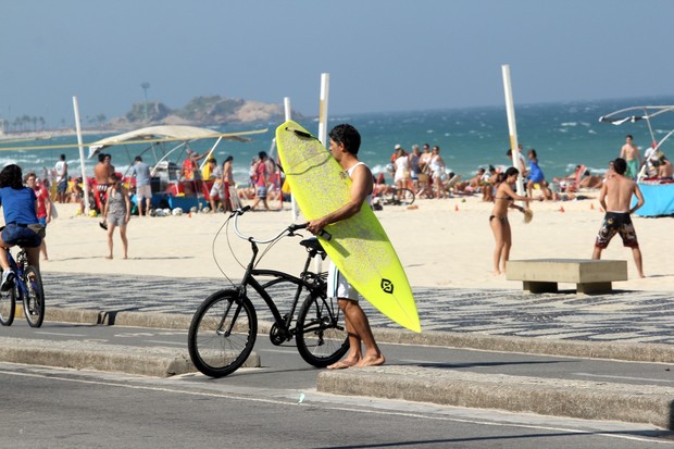 Eduardo Moscovis na praia do Leblon, no Rio (Foto: Wallace Barbosa/AgNews)