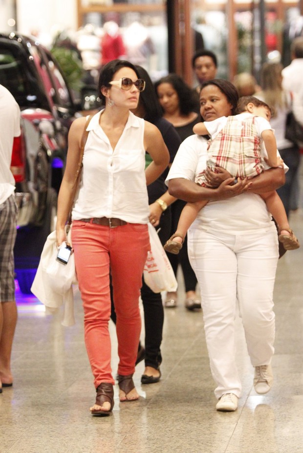 Juliana Knust passeia com o filho em shopping do Rio (Foto: Marcos Ferreira / Foto Rio News)