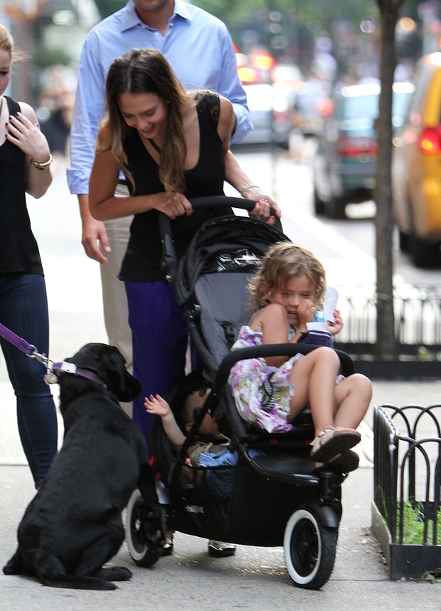 Jessica Alba e as filhas (Foto: Brainpix/ Agência)