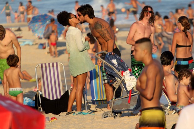 Sheron Menezzes e namorado na praia de Ipanema, Rio de Janeiro (Foto: Wallace Barbosa/AgNews)
