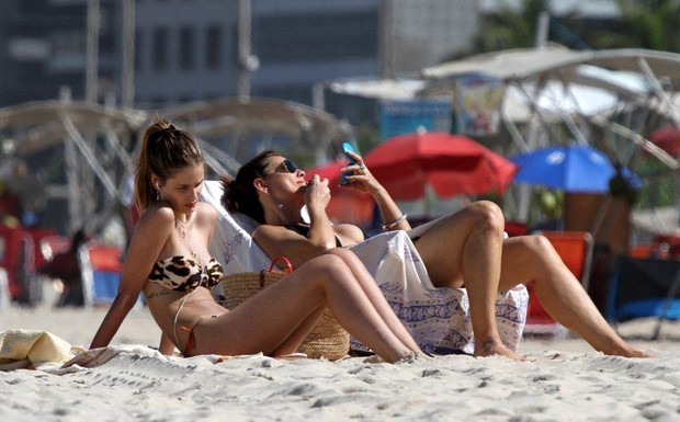 Yasmin Brunet e Luiza Brunet na praia de Ipanema, no Rio de Janeiro (Foto: Andre Freitas  / Agnews)