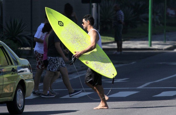 Eduardo Moscovis com prancha de surf (Foto: Andre Freitas  / Agnews)