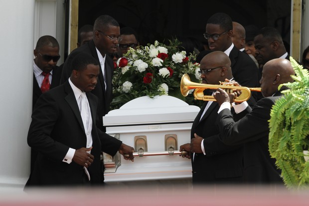 Funeral do enteado de Usher (Foto: Agência/Getty Images)